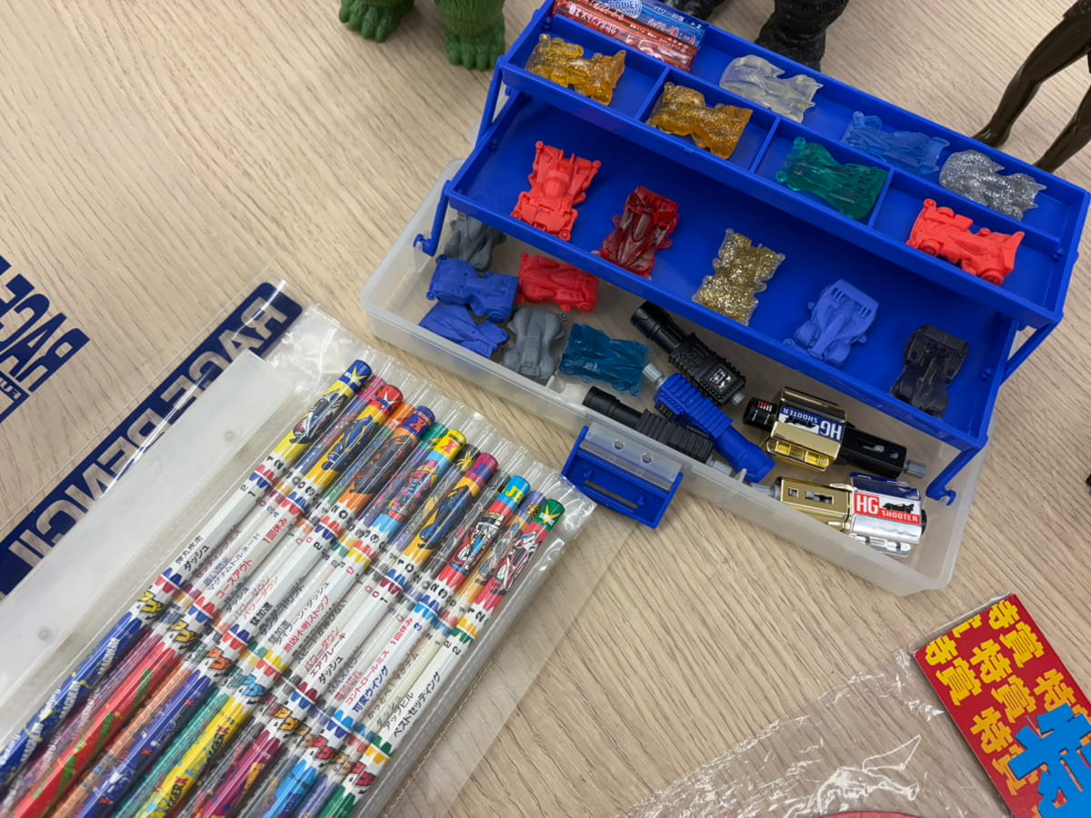 ミニ四駆のピットボックスを模した青い多段式ペンケース